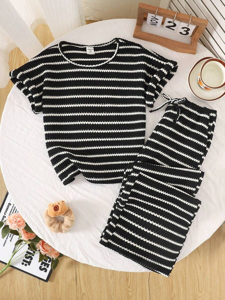 SHEIN Bộ áo thun tay ngắn cổ tròn kẻ sọc thoải mái, rộng rãi cho bé gái tuổi teen - Đen và trắng - Xem 1