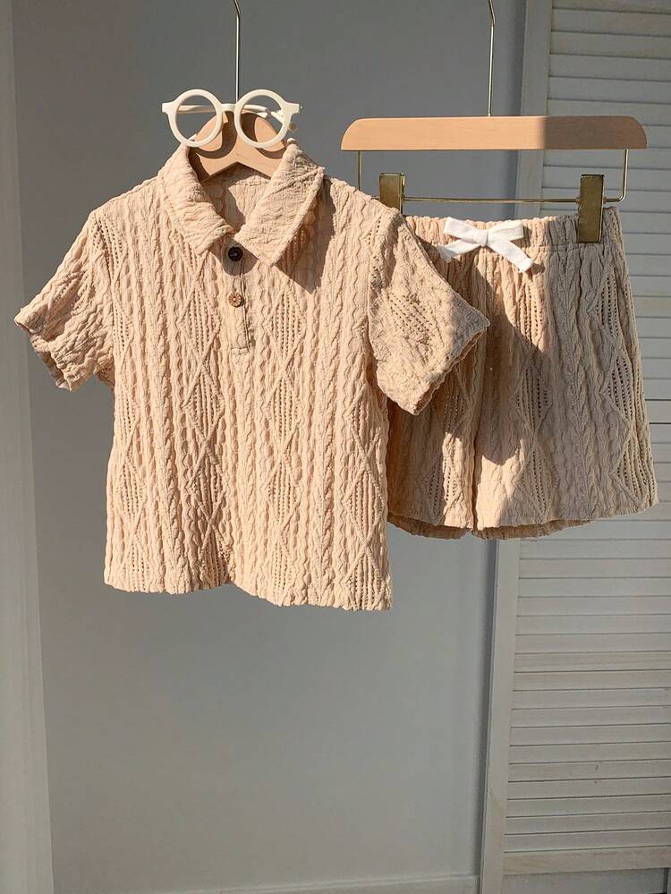 Bộ 2 món gồm áo polo vải dệt họa tiết có cổ và cúc cùng quần short vải dệt họa tiết dành cho bé trai, kiểu dáng thoải mái, năng động, phù hợp cho các hoạt động ngoài trời, chụp ảnh đường phố, dự tiệc và dạo phố. - Màu be - Xem 5