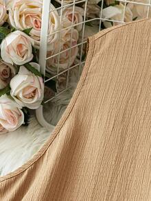 SHEIN Essnce 大码女装春夏时尚休闲舒适优雅日常百搭修身绿色纹理面料无袖短裙，波西米亚风女装，度假装扮，鼠尾草绿连衣裙，下午茶装扮，欧洲夏季，早午餐装扮 - 卡其色 - 查看 5