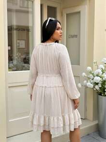 SHEIN LUNE Plus Size White Sweetheart Collar Long Sleeve Pleated Ruffle Hem Dress,Autumn Curve Party Women's Clothing,Casual Holiday Essentials,Country Outfit - Beige - View 2