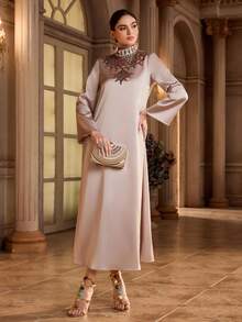 Al Najma 女士优雅阿拉伯传统长袖立领连衣裙 - 杏色 - 查看 3