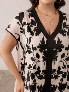 SHEIN Essnce Plus-Size Women's Pink Floral Elegant V-Neck Short-Sleeved Long Dress,Summer Tropical Holiday Al-Adha Loose Comfortable Jalabiya With Pockets - Apricot - View 4