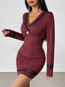 Islaluna 法式优雅针织网纱拼接V领交叉金属水钻装饰修身迷你连衣裙，女士秋冬款 - 酒紅色 - 查看 3