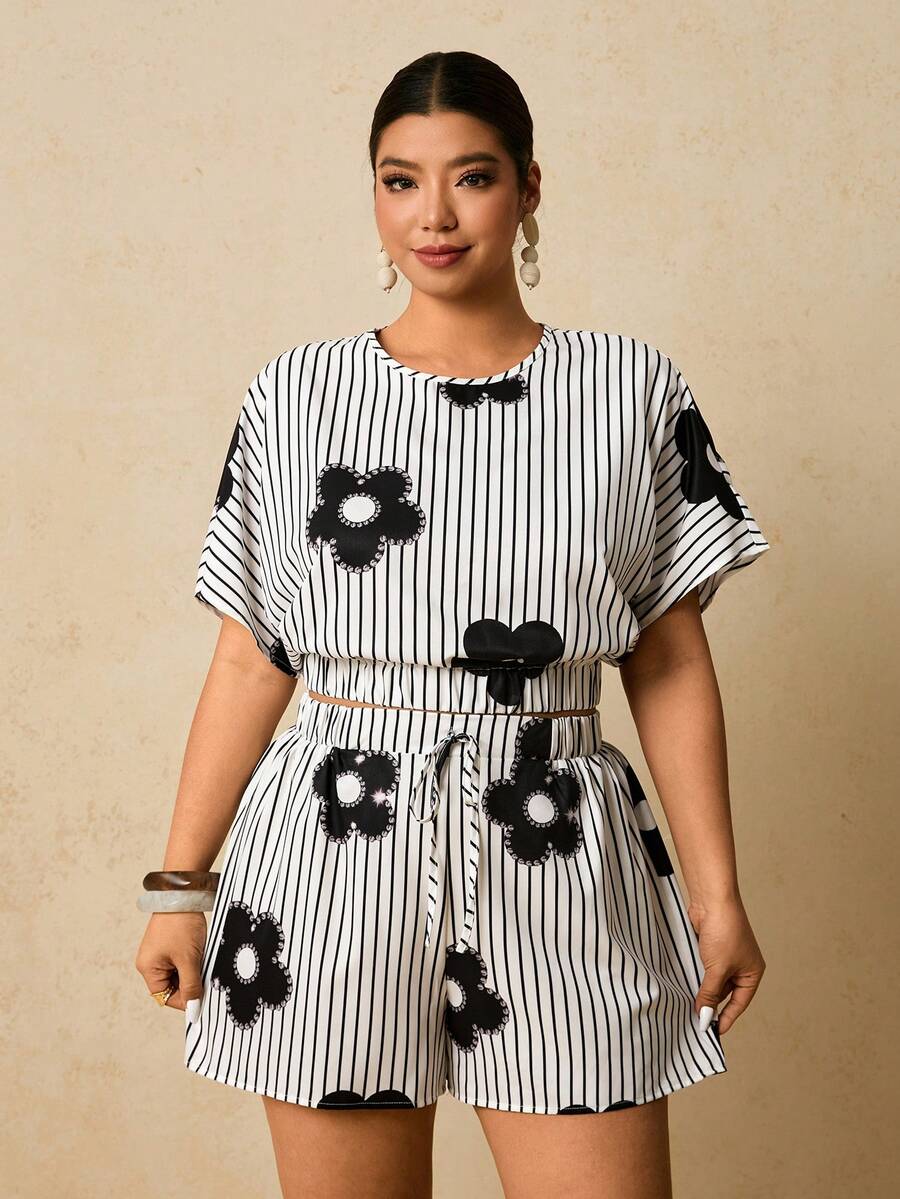 Travachic 大码女式碎花条纹蝙蝠袖衬衫和短裤休闲两件套 - 黑與白 - 查看 1