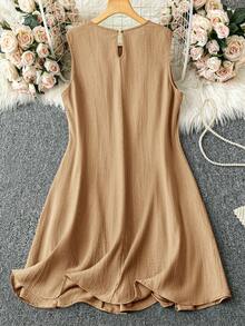 SHEIN Essnce 大码女装春夏时尚休闲舒适优雅日常百搭修身绿色纹理面料无袖短裙，波西米亚风女装，度假装扮，鼠尾草绿连衣裙，下午茶装扮，欧洲夏季，早午餐装扮 - 卡其色 - 查看 2