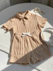 SHEIN 两件套男童纹理面料 Polo 衫（带领和纽扣）和纹理面料短裤套装，舒适休闲假日风格，适合户外玩耍、街头摄影、派对、城市漫步 - 杏色 - 查看 4