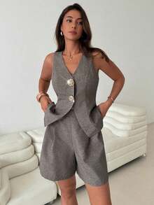 Aloruh Conjunto de 2 piezas de blazer sin mangas con escote en V y hebilla metálica de color contrastante, y minifalda para mujer - Caqui - Ver 1