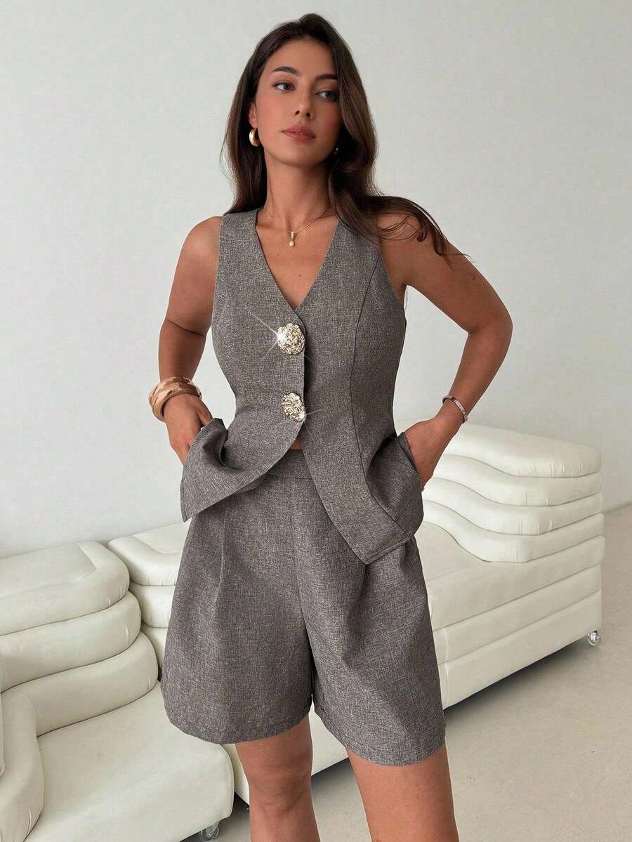 Aloruh Conjunto de 2 piezas de blazer sin mangas con escote en V y hebilla metálica de color contrastante, y minifalda para mujer - Caqui - Ver 1