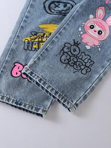 SHEIN Playful Pals 女童时尚百搭牛仔背带裤，复古浅蓝色牛仔布，前口袋，可调节背带，卡通文字印花，宽松直筒裤型，舒适棉质牛仔面料，适合日常穿着、上学、通勤，春夏秋冬四季皆宜。 - 淺色水洗藍 - 查看 6
