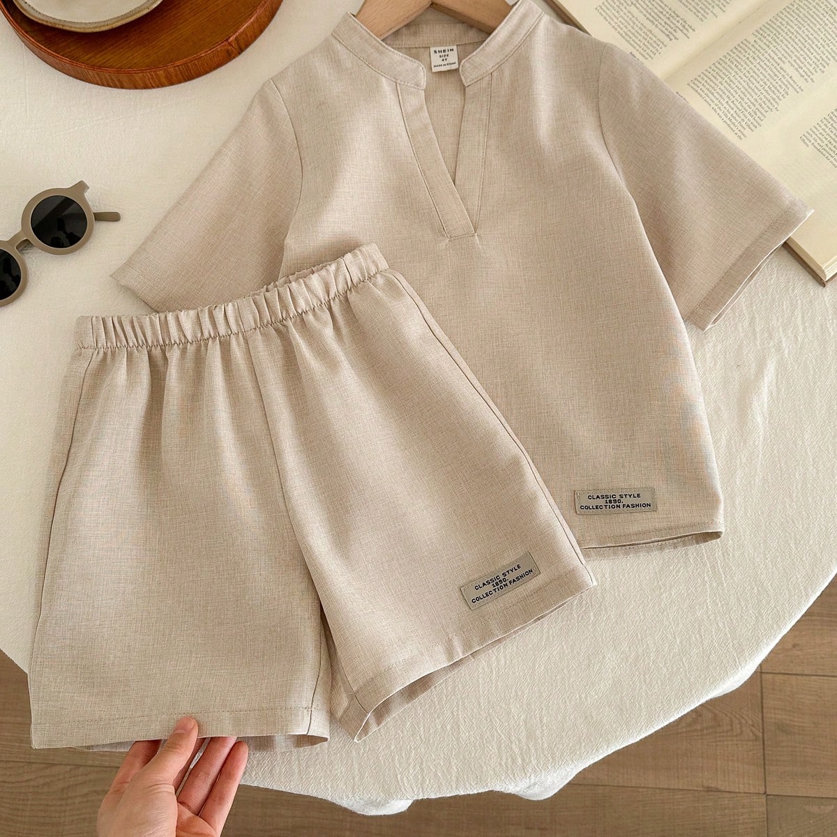 Piezas Conjunto de camisa de manga corta con cuello en V y pantalones cortos casuales para niños