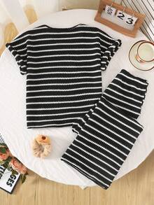 SHEIN Bộ áo thun tay ngắn cổ tròn kẻ sọc thoải mái, rộng rãi cho bé gái tuổi teen - Đen và trắng - Xem 2