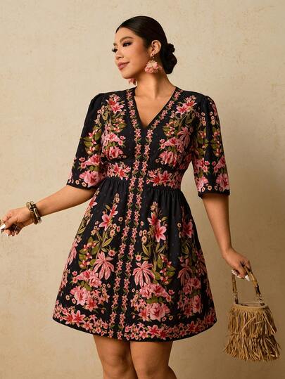 Travachic Vestido corto de mujer talla grande con estampado floral negro, cuello en V, manga corta, cintura ceñida, vestido romántico para vacaciones en una isla a principios de primavera, vestido bohemio