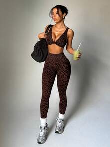 Dewbera 一套女士豹纹扭结交叉瑜伽跑步健身运动文胸和紧身裤套装 - 彩色 - 查看 5