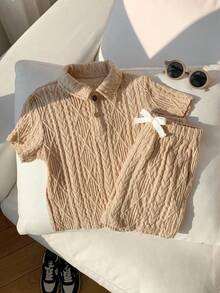 SHEIN 两件套男童纹理面料 Polo 衫（带领和纽扣）和纹理面料短裤套装，舒适休闲假日风格，适合户外玩耍、街头摄影、派对、城市漫步 - 杏色 - 查看 3