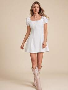 WESTFADE 蝴蝶结前襟圆领泡泡袖后背褶皱修身喇叭迷你连衣裙 - 白色 - 查看 2