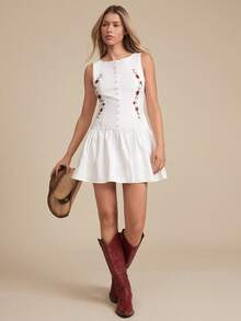 WESTFADE 圆领纽扣前襟低腰花卉刺绣修身A字迷你连衣裙，100%纯棉，适合冬季、春季、度假、情人节等场合，风格可爱、波西米亚风、纳什维尔风、牛仔风、西部风、度假风。 - 白色 - 查看 4