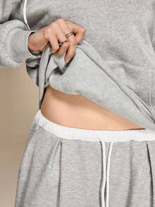 Qadelle Sweatshirt Wanita Lengan Panjang Model Bahu Longgar Warna Polos dengan Saku dan Tali Serut - Grey - View 7