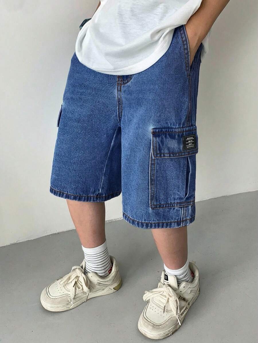 SHEIN 这款青少年男孩时尚休闲Y2K复古酷炫工装风牛仔短裤采用宽松舒适的蓝色设计,柔软舒适,适合日常穿着,也适合春夏锐舞派对和海滩活动。 - 中等水洗藍 - 查看 1
