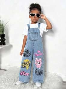 SHEIN Playful Pals 女童时尚百搭牛仔背带裤，复古浅蓝色牛仔布，前口袋，可调节背带，卡通文字印花，宽松直筒裤型，舒适棉质牛仔面料，适合日常穿着、上学、通勤，春夏秋冬四季皆宜。 - 淺色水洗藍 - 查看 1