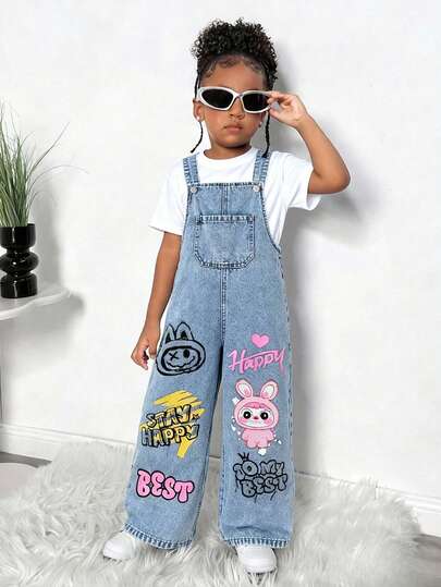 SHEIN Playful Pals Young Girls' Fashion Versatile Style Denim Bib Pants, Vintage Light Blue Denim Color, Front Pockets, Adjustable Bib, Cartoon & Text Graphic Print, Loose Straight Leg, Comfortable Cotton Denim, Suitable For Daily Wear, School, Commute, Spring/Summer/Autumn/Winter
