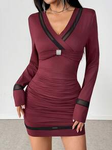 Islaluna 法式优雅针织网纱拼接V领交叉金属水钻装饰修身迷你连衣裙，女士秋冬款 - 酒紅色 - 查看 4