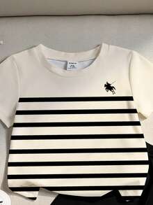 SHEIN 一套男婴休闲时尚简约Polo衫款式黑白条纹骑士标志印花圆领短袖T恤和配套短裤套装，幼儿户外套装 - 彩色 - 查看 5