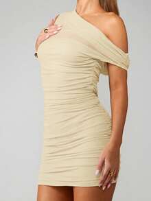 MISSGUIDED Vestido mini con hombros descubiertos, asimétrico, fruncido y cuello drapeado para fiesta de noche - Crema - Ver 4