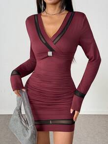 Islaluna 法式优雅针织网纱拼接V领交叉金属水钻装饰修身迷你连衣裙，女士秋冬款 - 酒紅色 - 查看 6