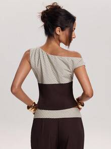 SHEIN BAE 春夏女式棕色斜条纹不对称肩部时尚上衣，百搭实用，通勤和日常穿着皆宜，姐妹聚会和休闲街头风的理想之选。棕色条纹上衣，斜肩条纹上衣，工作服，实用显瘦，休闲街头风上衣。 - 咖啡棕 - 查看 2