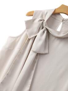 GlowEve CURVE Áo kiểu không tay bằng satin thắt nơ dành cho nữ cỡ lớn, thanh lịch cho mùa xuân/hè. - Màu be - Xem 4