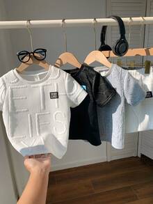 SHEIN 6件套男童纹理面料短袖T恤和短裤套装，每套2件，适合通勤、上学、日常休闲、度假、旅行、运动、儿童服装、学生制服、亲子装、生日派对、春夏季节穿着。 - 彩色 - 查看 4