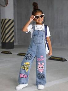 SHEIN Playful Pals 女童时尚百搭牛仔背带裤，复古浅蓝色牛仔布，前口袋，可调节背带，卡通文字印花，宽松直筒裤型，舒适棉质牛仔面料，适合日常穿着、上学、通勤，春夏秋冬四季皆宜。 - 淺色水洗藍 - 查看 8