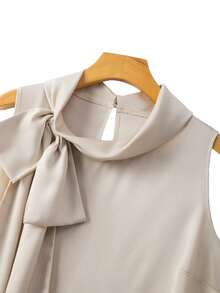 GlowEve CURVE Áo kiểu không tay bằng satin thắt nơ dành cho nữ cỡ lớn, thanh lịch cho mùa xuân/hè. - Màu be - Xem 3