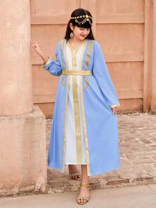 这款两件套女童套装包含一件蓝色长袍和一件白色中长V领吊带裙，风格独特，充满中东风情。套装配有可拆卸腰带，方便穿脱。这款百搭连衣裙非常适合外出穿着，既舒适又充满独特魅力。