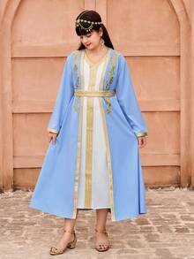 这款两件套女童套装包含一件蓝色长袍和一件白色中长V领吊带裙，风格独特，充满中东风情。套装配有可拆卸腰带，方便穿脱。这款百搭连衣裙非常适合外出穿着，既舒适又充满独特魅力。
