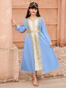这款两件套女童套装包含一件蓝色长袍和一件白色中长V领吊带裙，风格独特，充满中东风情。套装配有可拆卸腰带，方便穿脱。这款百搭连衣裙非常适合外出穿着，既舒适又充满独特魅力。