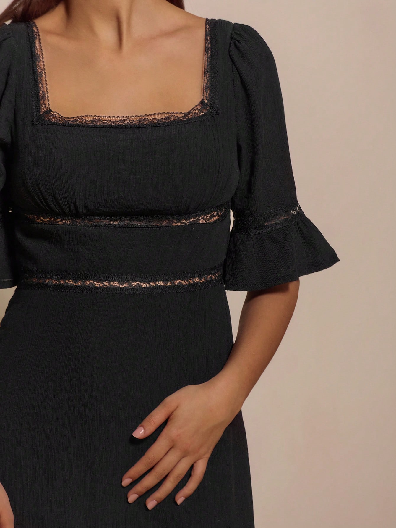 Elegantes schwarzes Spitzenkleid mit Midi-Länge und festlichem Flair