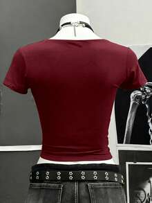 SHEIN 哥特朋克摇滚嘻哈女式短袖T恤，性感显瘦，时尚休闲基础款露脐上衣，Y2K 复古少女装 - 酒紅色 - 查看 2