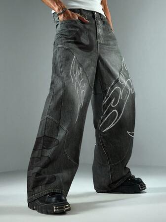 Jeans casuales de pierna ancha con botón de bolsillo y estampado de llamas para hombres