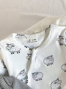 新生儿睡衣三件套，绵羊印花，中性白灰条纹，长袖圆领连体衣，带帽，四季皆宜，适合2026年假日穿着。舒适弹力面料，亲肤柔软，易于打理，可机洗。 - 彩色 - 查看 5