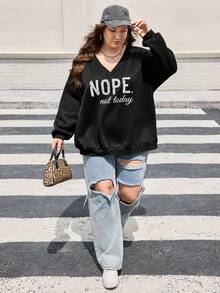 SHEIN CURVE+ ملابس نسائية للحجم الكبير/ملابس الخريف/ملابس الشتاء للنساء/ملابس الشتاء 2 قطعة/مجموعة حجم كبير بتصميم فضفاض وياقة على شكل حرف V مع طباعة حرف NOPE، مناسبة للخريف/الشتاء، بلوزات رياضية للحجم الكبير، بلوزات رياضية للنساء ذوات الحجم الكبير، بلوزات طويلة الأكمام للحجم الكبير، بلوزات رياضية بياقة على شكل حرف V للحجم الكبير/الخريف/الشتاء - أبيض وأسود - مشاهدة 6