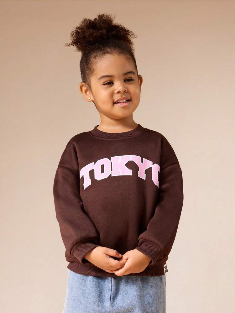 Ensemble sweat-shirt imprimé Tokyo et jean en denim