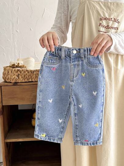 SHEIN LMoss Kids Pantalones vaqueros sueltos y acampanados con bordado de corazones de colores para bebé niña, azul