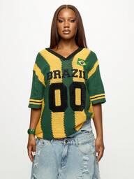 SUMWON Blusa de malha grossa plus size com decote em V, manga curta e estampa de número, inspirada na bandeira do Brasil, ideal para fãs de futebol.