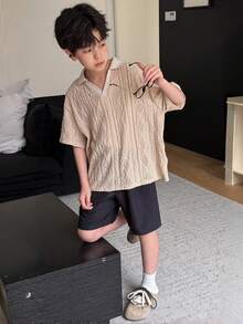 SHEIN 两件套男童舒适休闲韩版纹理面料 Polo 衫（带领拉链）和短裤套装，适合外出、街拍、派对、城市漫步 - 卡其色 - 查看 6