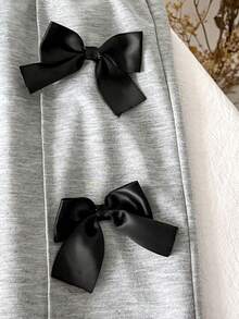 SHEIN 少女风【甜美休闲风！浅灰色3D蝴蝶结休闲两件套】春夏必备慵懒风单品来啦！低饱和度的浅灰色调带来柔和的滤镜效果，短款短袖上衣巧妙勾勒腰线，宽松直筒裤则在修饰身材的同时，巧妙拉长腿部线条。黑色3D蝴蝶结点缀更添甜美休闲气息。 - 灰色 - 查看 4