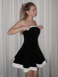 Turnttoni فستان من المخمل الأسود للسيدات مع خطوط خياطة متناقضة الألوان ذات طيات أنيقة وبسيطة. فستان بدون حمالات بتنورة واسعة وسحاب، طراز الأميرة أنيق ومجزئ. مناسب لحفلات المواعدة وأمسيات عيد الحب. قطعة متعددة الاستخدامات