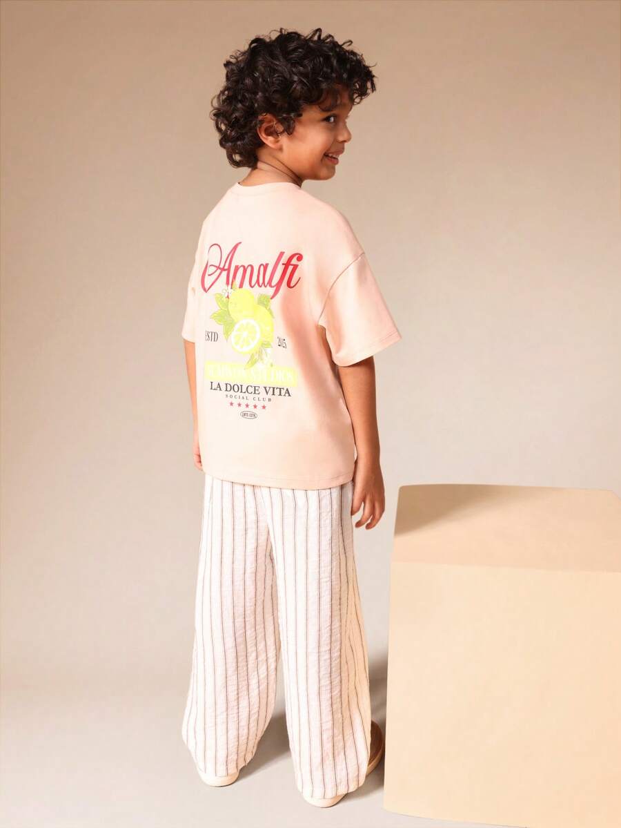 SUMWON 男童短袖圆领T恤搭配条纹阔腿裤夏季休闲两件套，意大利文字设计，度假风 - 彩色 - 查看 1