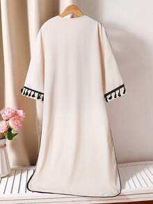 Một chiếc váy truyền thống Ả Rập với họa tiết dành cho bé gái tuổi teen và đường viền đen nhỏ cổ điển, mang phong cách áo choàng Trung Đông, vừa thoải mái, thời trang, thanh lịch và ngọt ngào. Phù hợp cho mùa hè, mặc hàng ngày và các lễ hội, cũng như các lễ hội Trung Đông. - Nhiều màu - Xem 2