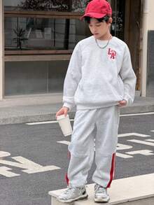 SHEIN Little Byeori 2 pièces Ensemble Sweat-shirt à capuche rayé polyvalent pour enfants et adolescents garçons, avec pantalon ample unicolore. Ensemble deux pièces en tricot, convient pour l'école, le jardin, la plage, les anniversaires au printemps, en été, en automne et en hiver